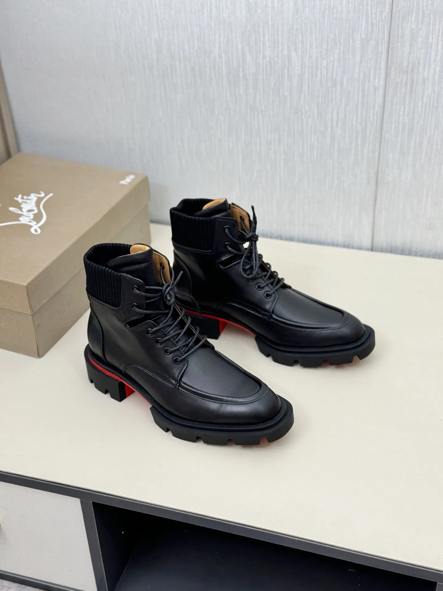 [CL～High-end men’s red-soled shoes] Top P: 940💰. Size: 39-44 (38.45.46 can be customized) 🆑Top original purchase agent Imported open-edge bead fabric and water-dyed cowhide inside 🉑️ Imported TPU rubber sole, wear-resistant and non-slip, full of European style.